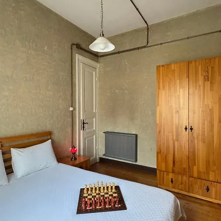 Byzantine Architecture With Modern Decor アパート
