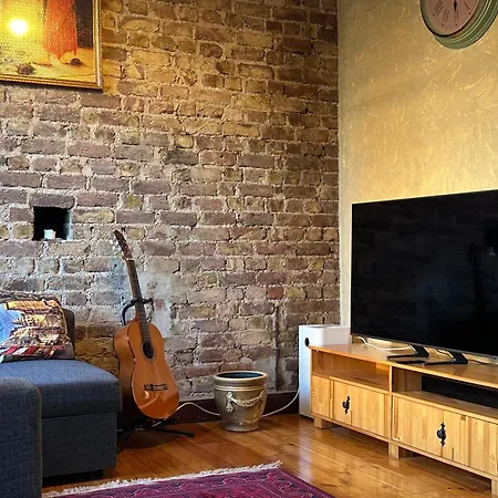 Byzantine Architecture With Modern Decor アパート